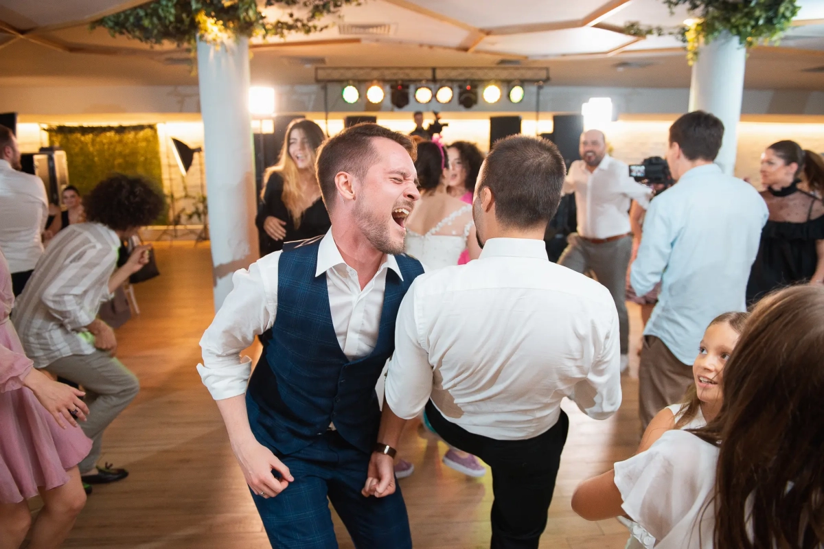 nunta-floreasca-ringul-dans-invitati-staif